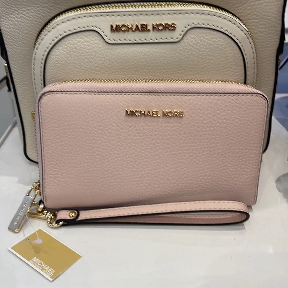 Michael Kors Jet Set Travel Large Flat Multifunction Phone Case Wristlet
NWT - Picture 5 of 16